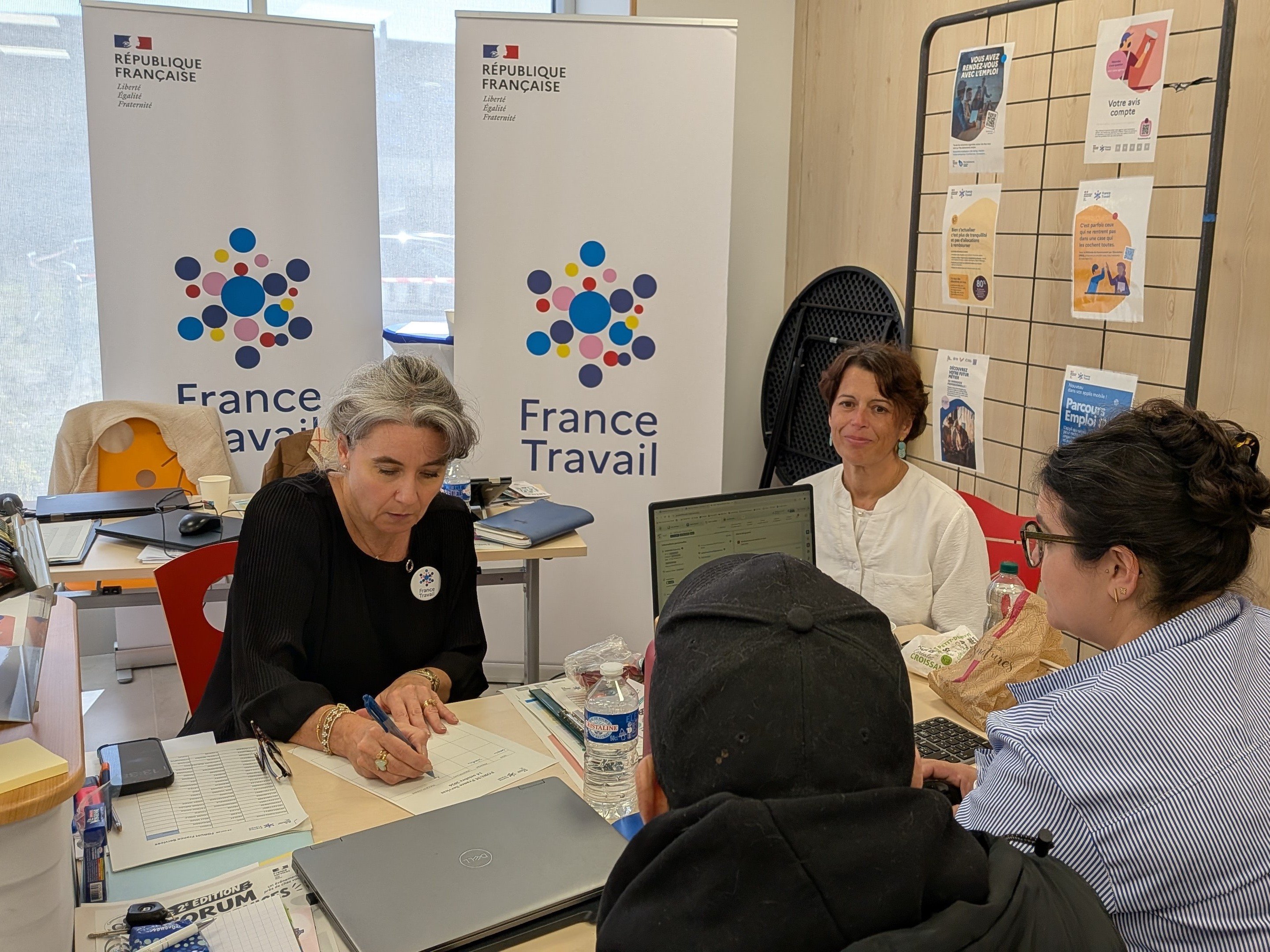 <strong></strong> Tous droits réservés<small></small>
